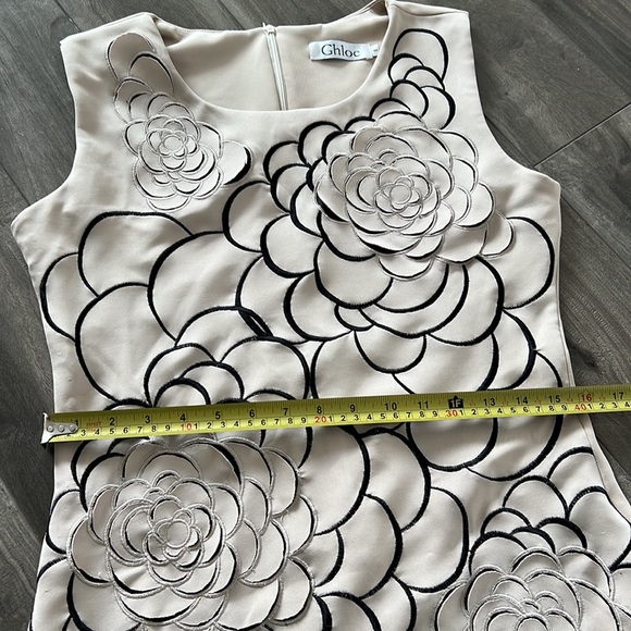 Beautiful cut out flowers detail fitted stretch dress - Picture 7 of 11